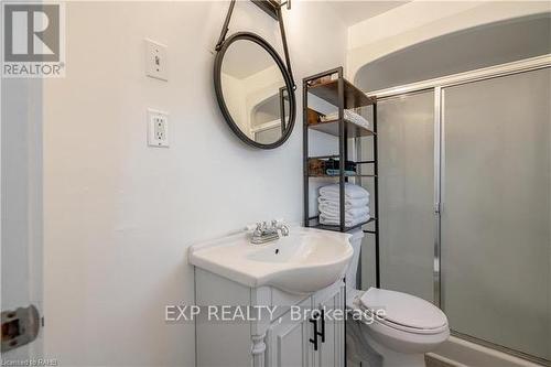 345 Bayview Ave, Chatham-Kent, ON - Indoor Photo Showing Bathroom