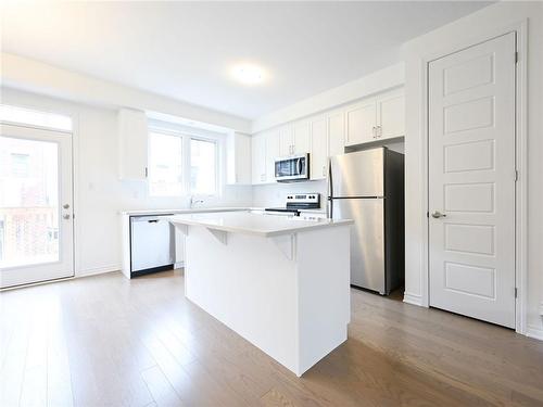 4043 Saida Street, Mississauga, ON - Indoor Photo Showing Kitchen With Upgraded Kitchen