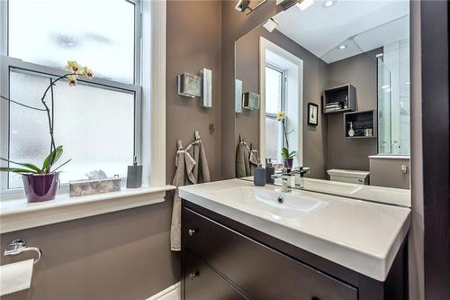 14 Bold Street, Hamilton, ON - Indoor Photo Showing Bathroom
