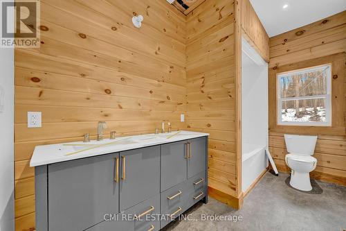554 A Old Diamond Lake Road, Bancroft, ON - Indoor Photo Showing Bathroom