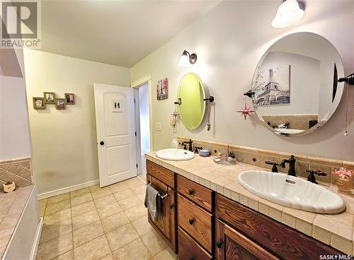 314 3Rd Avenue Ne, Swift Current, SK - Indoor Photo Showing Bathroom