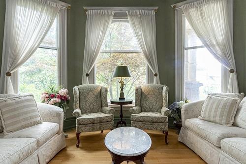 Le Grand Salon/Livingrm - 353 Bay Street S, Hamilton, ON - Indoor Photo Showing Living Room