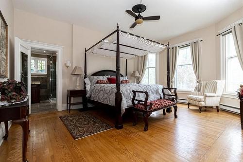Principal bedrm king size - 353 Bay Street S, Hamilton, ON - Indoor Photo Showing Bedroom