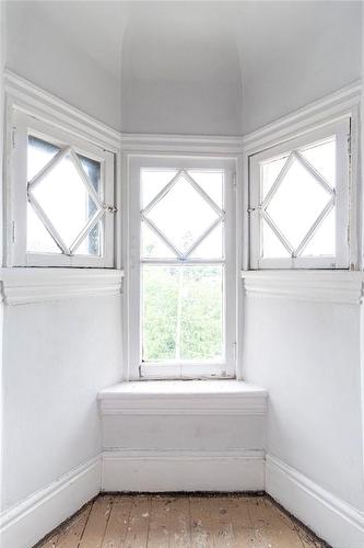 2nd bedrm windows in 3rd floor apt#351 - 353 Bay Street S, Hamilton, ON - Indoor Photo Showing Other Room