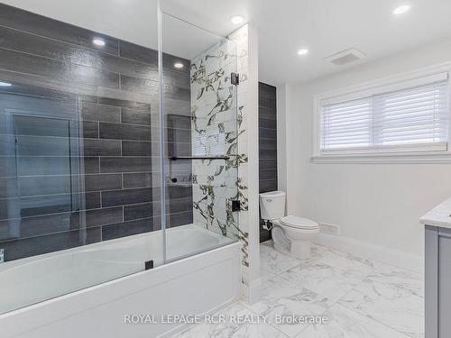 100 Harrison Ave, Aurora, ON - Indoor Photo Showing Bathroom