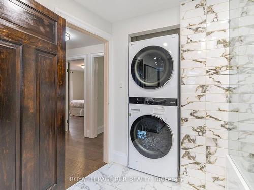 100 Harrison Ave, Aurora, ON - Indoor Photo Showing Laundry Room