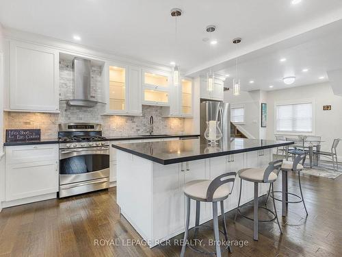 100 Harrison Ave, Aurora, ON - Indoor Photo Showing Kitchen With Upgraded Kitchen