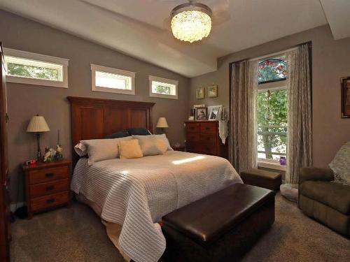 7837 Frontage Lane, Chase, BC - Indoor Photo Showing Bedroom
