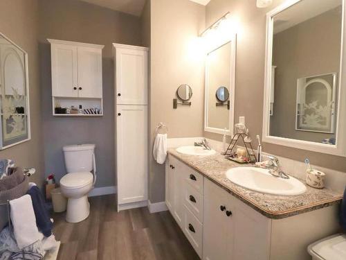 7837 Frontage Lane, Chase, BC - Indoor Photo Showing Bathroom