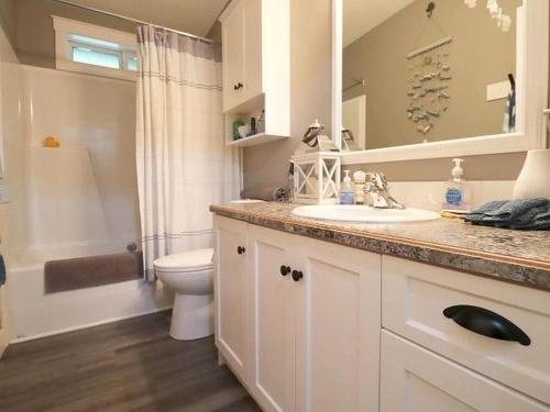 7837 Frontage Lane, Chase, BC - Indoor Photo Showing Bathroom