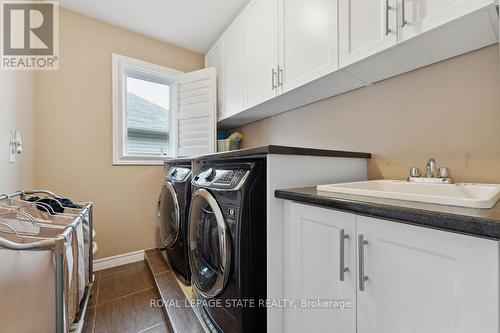 88 Chartwell Circ, Hamilton, ON - Indoor Photo Showing Laundry Room