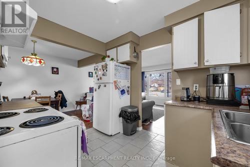 4649 Sussex Dr, Niagara Falls, ON - Indoor Photo Showing Kitchen With Double Sink