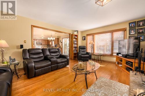 3412 Vinehaven Tr, Lincoln, ON - Indoor Photo Showing Living Room