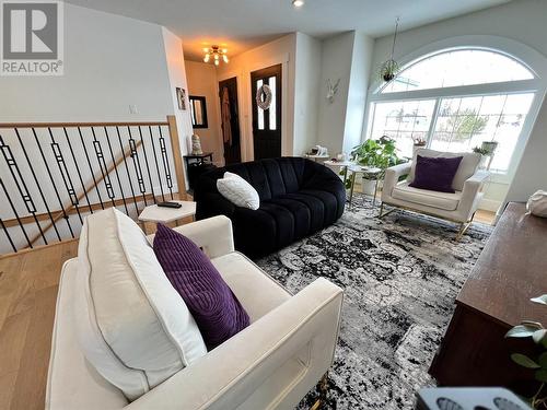 1729 109 Avenue, Dawson Creek, BC - Indoor Photo Showing Living Room