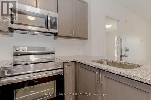303 - 95 Dundas Street W, Oakville, ON - Indoor Photo Showing Kitchen With Upgraded Kitchen