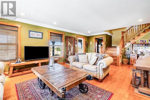 1831 Road 4 W, Kingsville, ON - Indoor Photo Showing Living Room