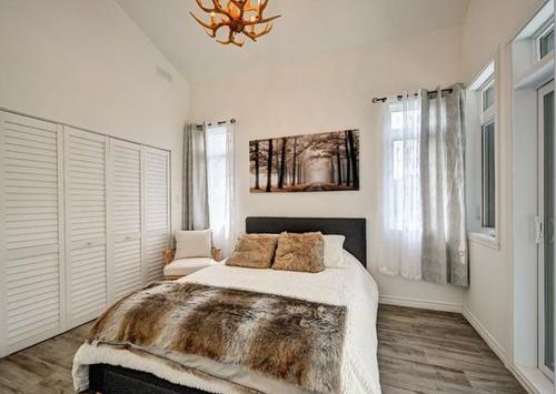 Master bedroom - 7007 Rue Champlain, Wentworth-Nord, QC - Indoor Photo Showing Bedroom