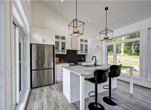 Dinette - 7007 Rue Champlain, Wentworth-Nord, QC - Indoor Photo Showing Kitchen With Upgraded Kitchen