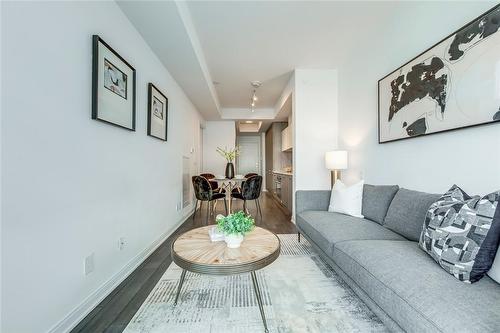 50 Charles Street E|Unit #4008, Toronto, ON - Indoor Photo Showing Living Room