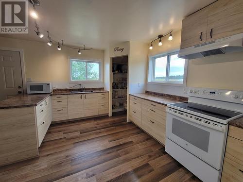 3766 216 Road, Dawson Creek, BC - Indoor Photo Showing Kitchen With Double Sink