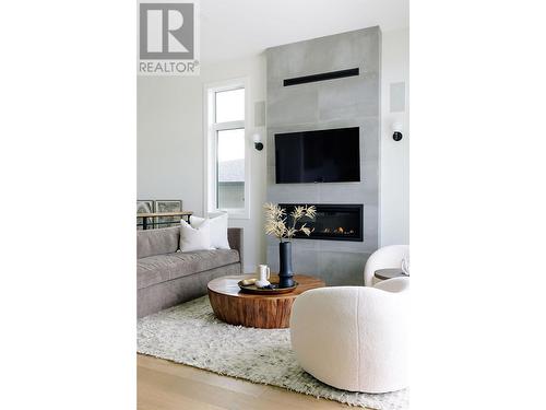 1050 Emslie Street, Kelowna, BC - Indoor Photo Showing Living Room With Fireplace