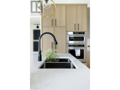 1050 Emslie Street, Kelowna, BC - Indoor Photo Showing Kitchen With Double Sink