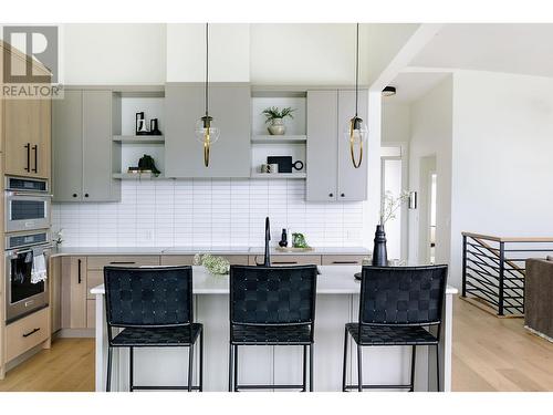 1050 Emslie Street, Kelowna, BC - Indoor Photo Showing Kitchen With Upgraded Kitchen