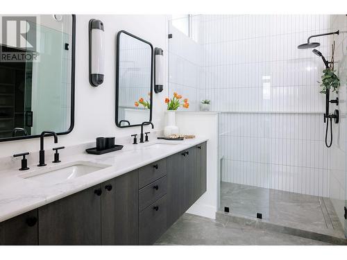 1050 Emslie Street, Kelowna, BC - Indoor Photo Showing Bathroom