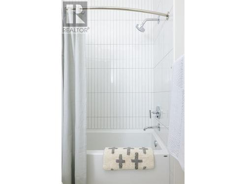 1050 Emslie Street, Kelowna, BC - Indoor Photo Showing Bathroom
