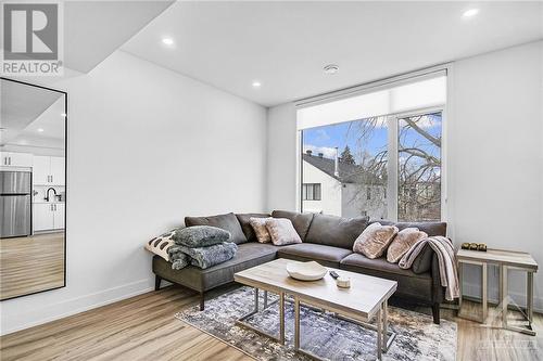271 Duncairn Avenue, Ottawa, ON - Indoor Photo Showing Living Room