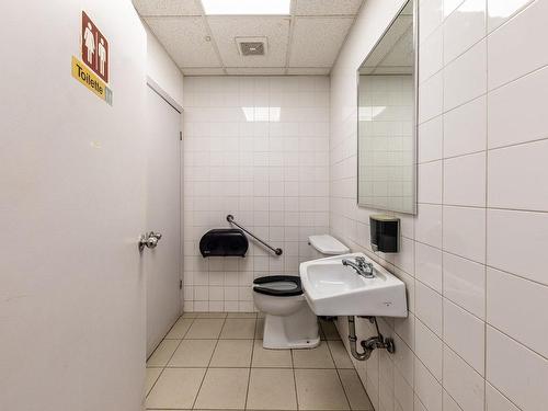 Powder room - 130 Route 104, Saint-Jean-Sur-Richelieu, QC - Indoor Photo Showing Bathroom