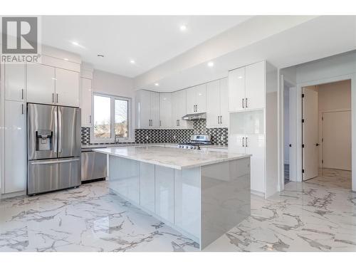 474 Snowsell Street N, Kelowna, BC - Indoor Photo Showing Kitchen With Upgraded Kitchen