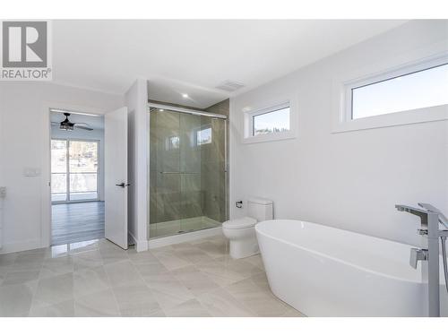 474 Snowsell Street N, Kelowna, BC - Indoor Photo Showing Bathroom