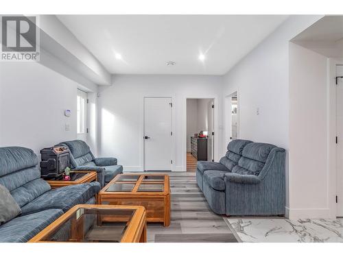 474 Snowsell Street N, Kelowna, BC - Indoor Photo Showing Living Room