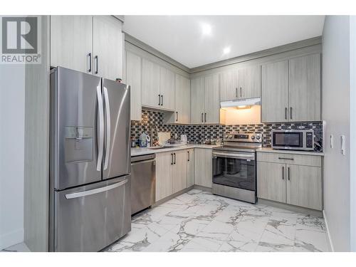 474 Snowsell Street N, Kelowna, BC - Indoor Photo Showing Kitchen With Upgraded Kitchen