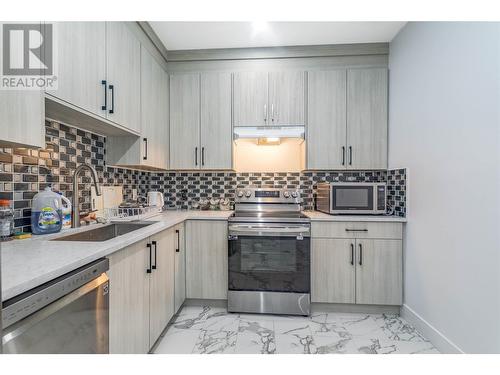 474 Snowsell Street N, Kelowna, BC - Indoor Photo Showing Kitchen