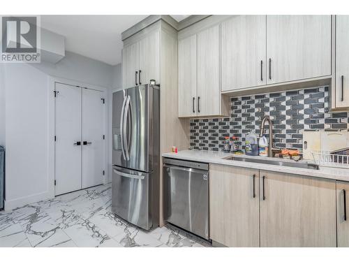 474 Snowsell Street N, Kelowna, BC - Indoor Photo Showing Kitchen With Double Sink With Upgraded Kitchen