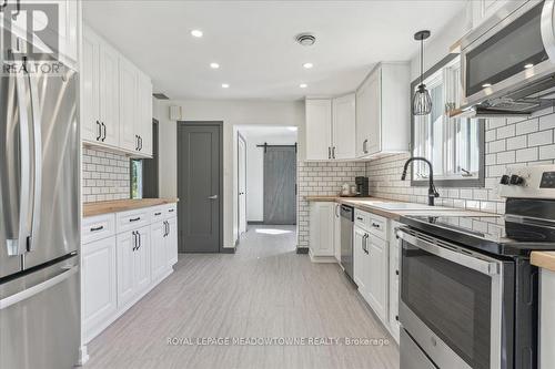 16636 32 Sdrd, Halton Hills, ON - Indoor Photo Showing Kitchen With Upgraded Kitchen