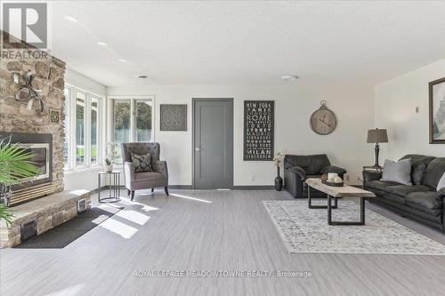 16636 32 Sideroad, Halton Hills, ON - Indoor Photo Showing Living Room