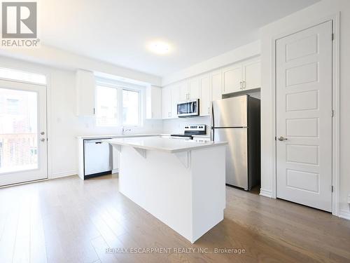 4043 Saida Street, Mississauga, ON - Indoor Photo Showing Kitchen With Upgraded Kitchen