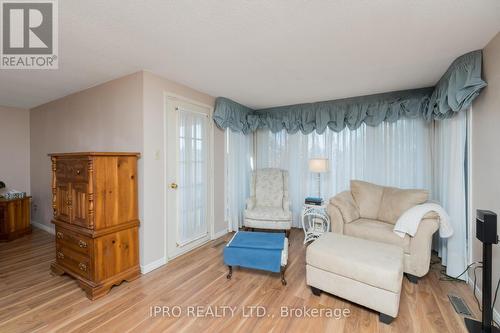 81 Barr Cres, Brampton, ON - Indoor Photo Showing Living Room