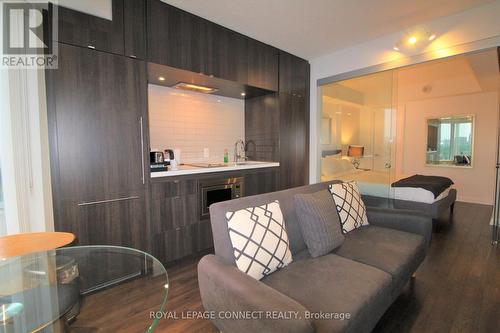#2020 -155 Yorkville Ave, Toronto, ON - Indoor Photo Showing Living Room
