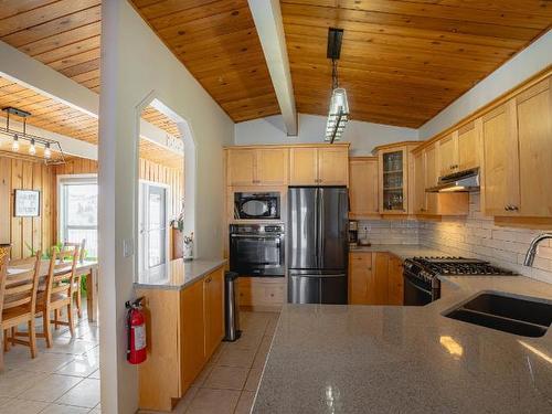 2080 Robbins Range Road, Kamloops, BC - Indoor Photo Showing Kitchen With Double Sink