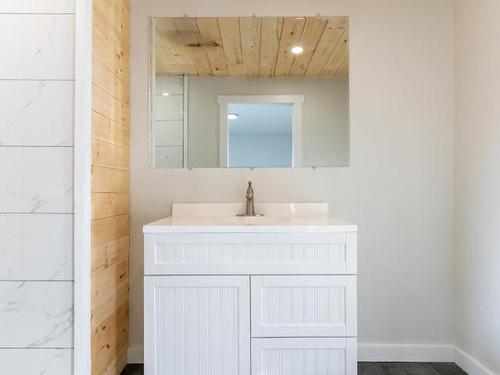 1059 Moncton Ave, Kamloops, BC - Indoor Photo Showing Bathroom