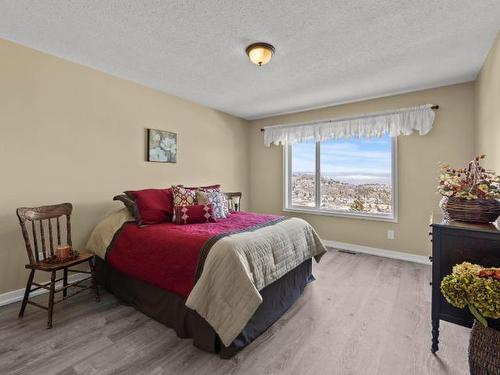 50-2022 Pacific Way, Kamloops, BC - Indoor Photo Showing Bedroom
