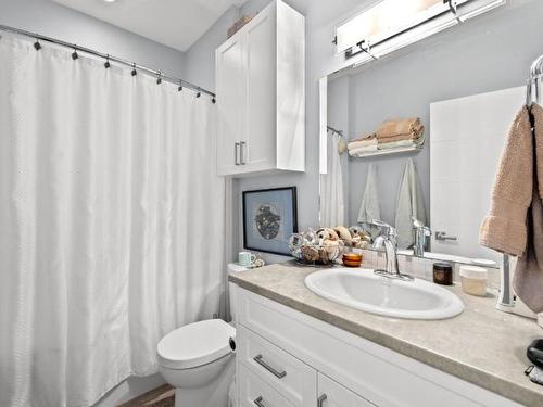 772 Battle Street W, Kamloops, BC - Indoor Photo Showing Bathroom