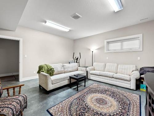 772 Battle Street W, Kamloops, BC - Indoor Photo Showing Living Room