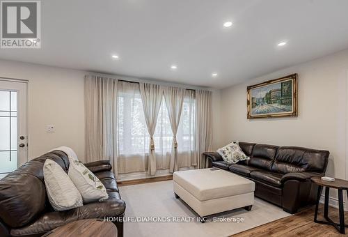 208 Glen Oak Dr, Oakville, ON - Indoor Photo Showing Living Room