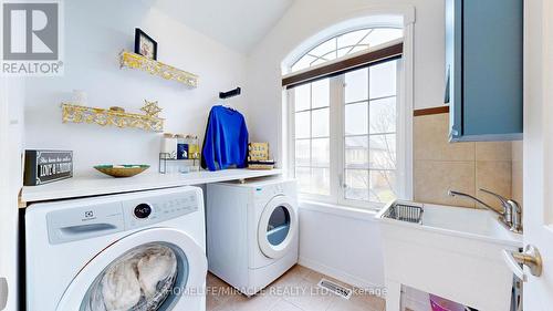24 Tidemore Hts, Hamilton, ON - Indoor Photo Showing Laundry Room