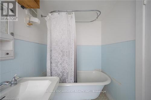 239 Main St E, Grimsby, ON - Indoor Photo Showing Bathroom